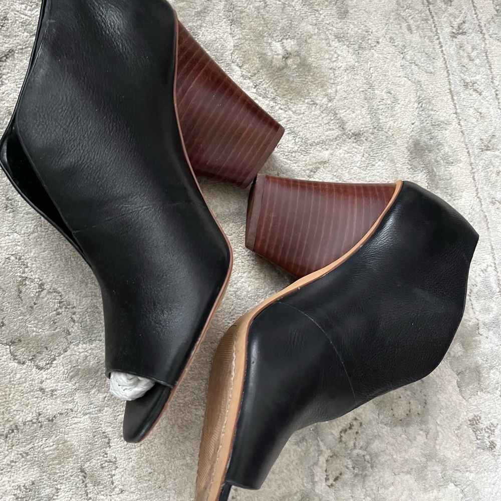 Vince Camuto, sexy, black leather peep toe stacked heels